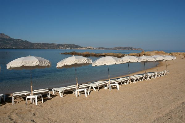 Transats sur la plage de l'Arinella Calvi Lumio