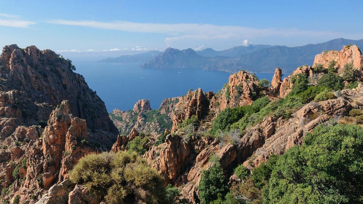 Quelle location à Calvi pour découvrir les calanques de Piana ?